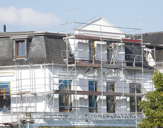 Ein Haus mit einem Gerüst außen herum