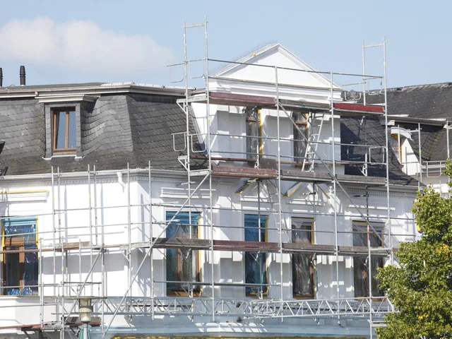 Ein Haus mit einem Gerüst außen herum