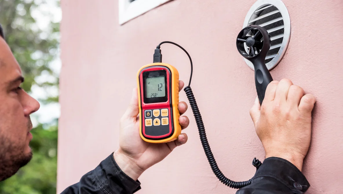 Techniker verwenden Hand-Anemometer Messung der Luftströmung Messung
