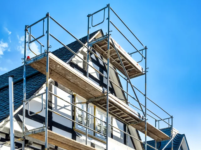 Ein Gerüst vor einem Haus
