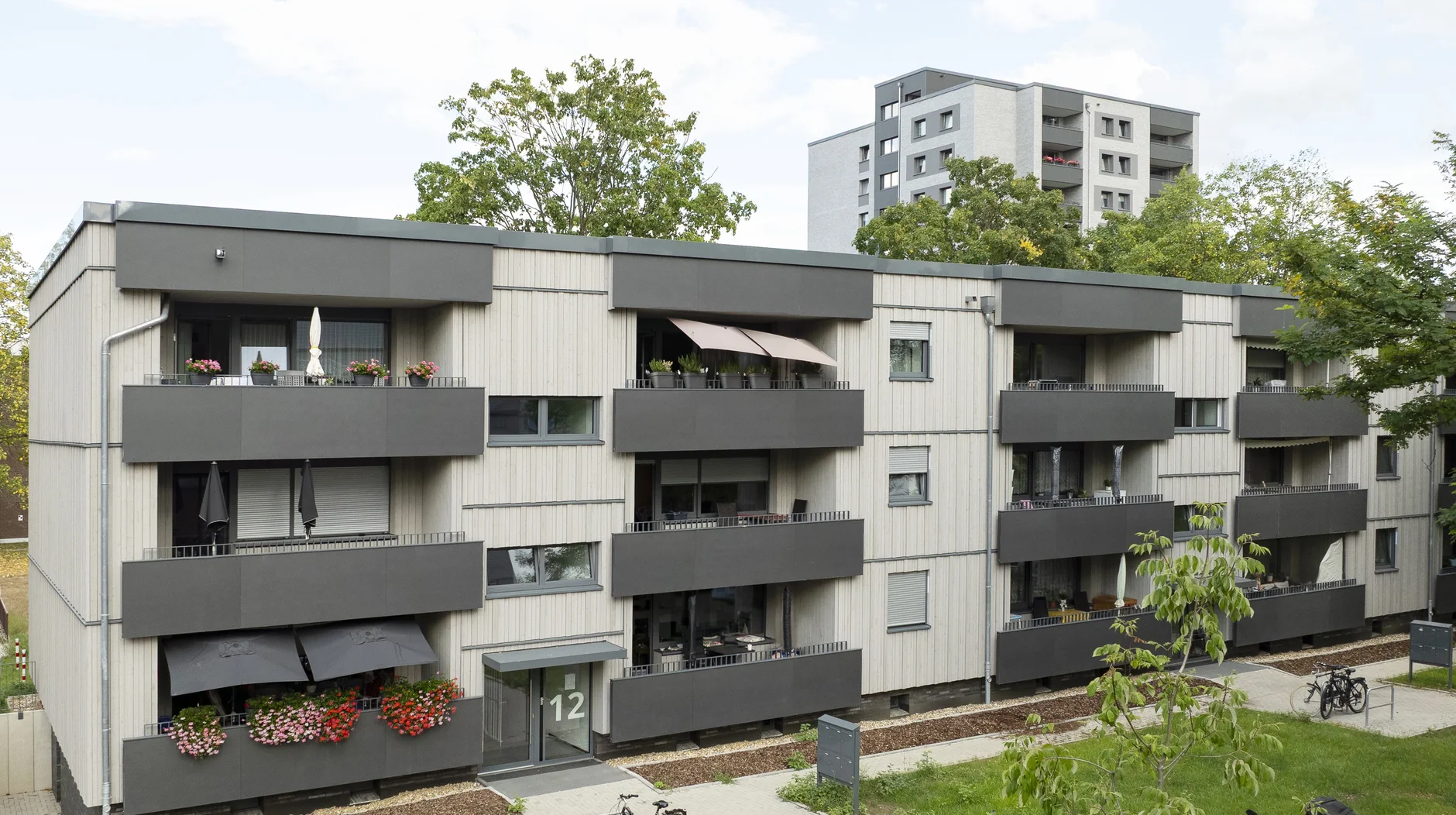 Mehrfamilienhaus mit Flachdach nach der Sanierung