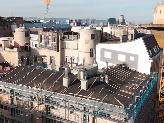 Montage eines vorgefertigten Fassadenelements in der Wiener Innenstadt