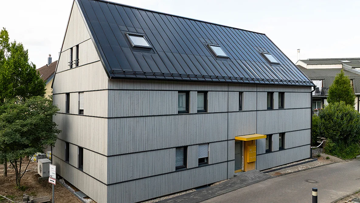 Sanierte Häuser mit grauer Fassade in der Lönnstraße 7